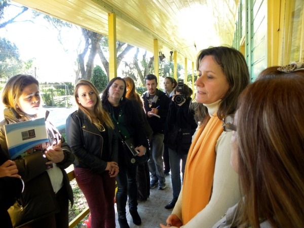 05_07_13_municipios01_rs_sefora_mota_visita_escola_surdos_salomao_watnick