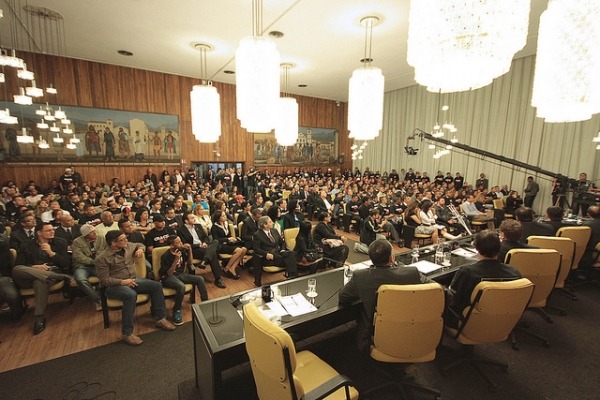 09_05_13_municipios01_sp_jean_madeira_homenageia_jovens_interna1