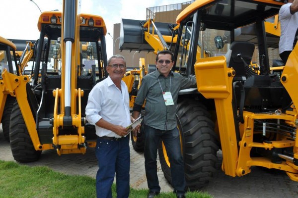 Em Fortaleza, João da Sapataria recebe recebe maquinário para agricultores