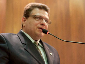 10_12_13_atuacao02_gessivaldo_quer_acabar_com_excesso_de_cartazes_farmacias