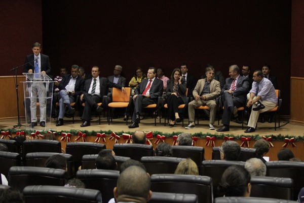 10_12_13_destaque01_crivella_entrega_titulos_para_producao_pescados001