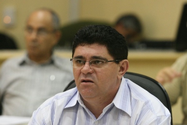 11_10_13_destaque02_batore_e_ republicano