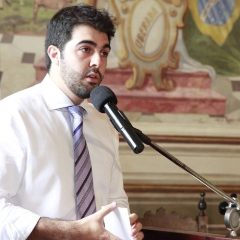 Vereador cobra cumprimento de lei que exige nomes de médicos em serviço