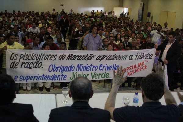 25_10_13_destaque01_ma_crivella_Entregue_nova_carteira_pescador_Maranhão001