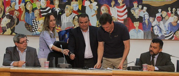 25_10_13_destaque01_ma_crivella_entregue_nova_carteira_pescador_Maranhão003-prb