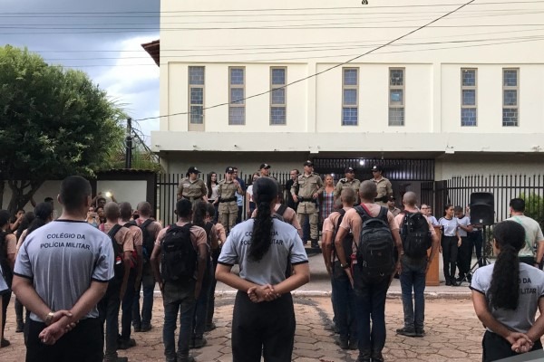 Adriano Rabelo homenageia alunos do Colégio Militar João XXIII