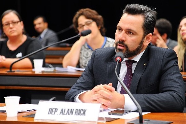 Alan Rick defende que médicos brasileiros formados no exterior atuem no Brasil