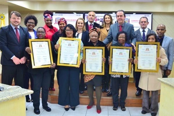 Aldinei Poteleki homenageia às mulheres negras em Criciúma