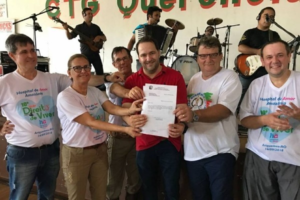 Alex Redano assina emenda no valor de R$ 50 mil para escolas de Ariquemes (RO)