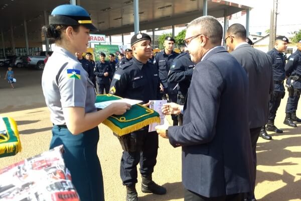 Alex Silva é homenageado por atuação em favor da Polícia Militar
