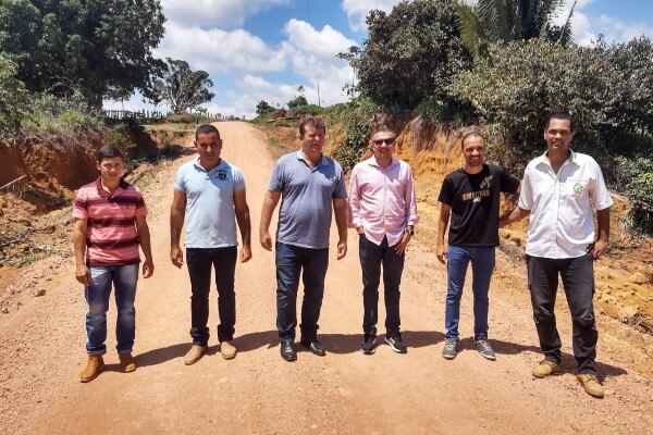 Alex Silva visita obras de estradas no município do Vale do Anari