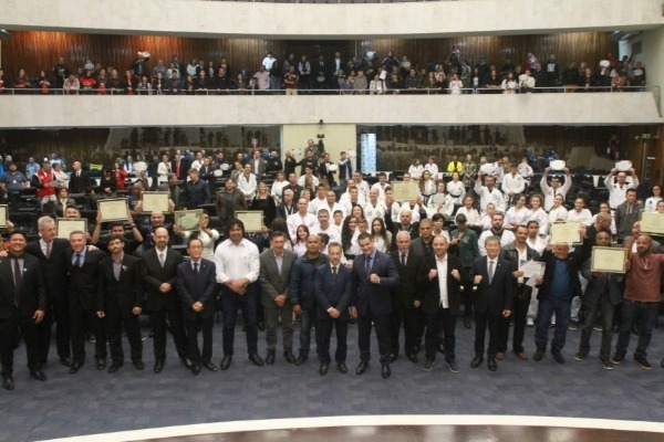 Assembleia homenageia grandes mestres das artes marciais do Paraná
