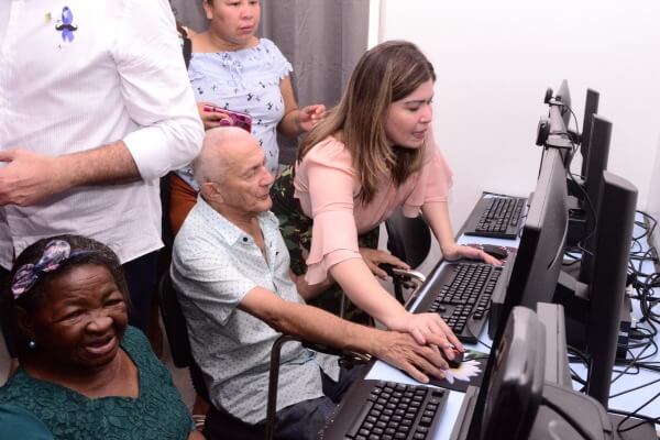 Aline Gurgel prestigia adesão ao programa de inclusão digital para idosos