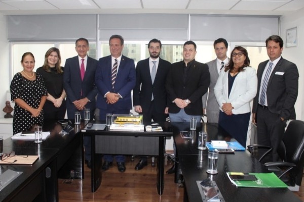 Aline Gurgel pede agilidade do FNDE na liberação de recursos para o Amapá