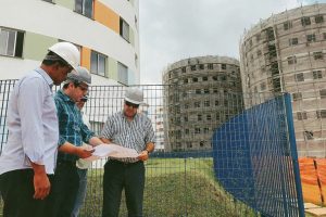 Aloisio Barbosa vistoria construção de imóveis no Butantã (SP)