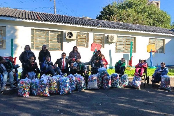Alvoni Medina doa tampas plásticas a entidades que cuidam de pessoas com deficiência