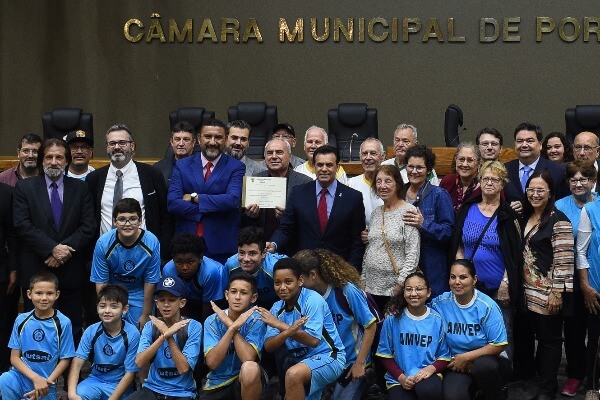 Alvoni Medina homenageia associação de assistência social em Porto Alegre