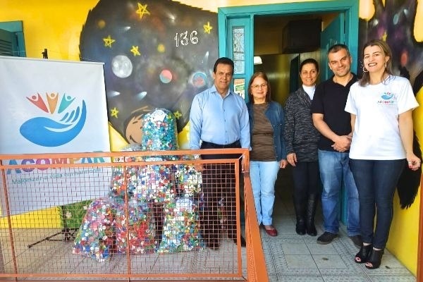 Alvoni Medina doa tampas plásticas a entidade que cuida de adolescentes