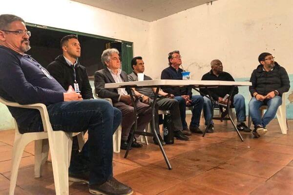 Alvoni Medina ouve reivindicações de moradores de bairro em Porto Alegre