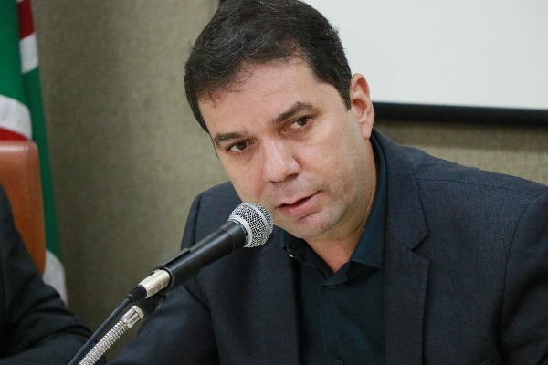 Alysson Lima cobra asfalto para o bairro Residencial Monte Pascoal em Goiânia