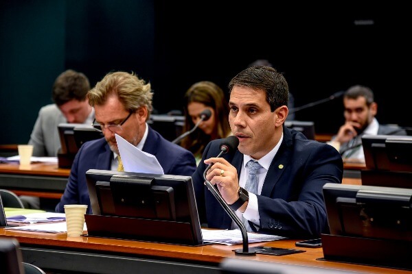 Aprovado parecer a projeto que garante rádio FM nos celulares