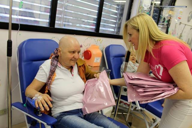 Grupo "Mulheres Solidárias" faz doações em São Paulo (SP) e Cruzeiro (SP)