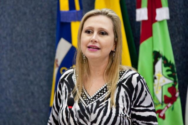 Anna Carolina denuncia Prefeitura de Itajaí pelo descumprimento do TAC sobre o Código Animal