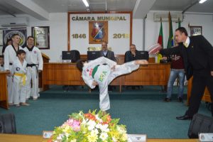 Armando Motta homenageia trabalho voluntário de professor de Muay Thai e Taekwondo
