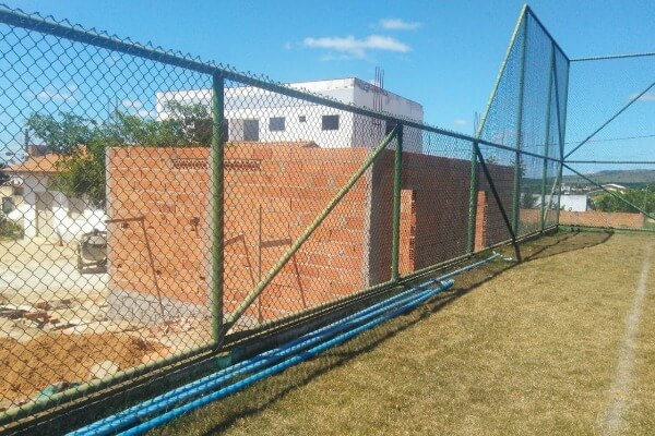 Campo de futebol em Pinheiros vai receber vestiários e banheiros
