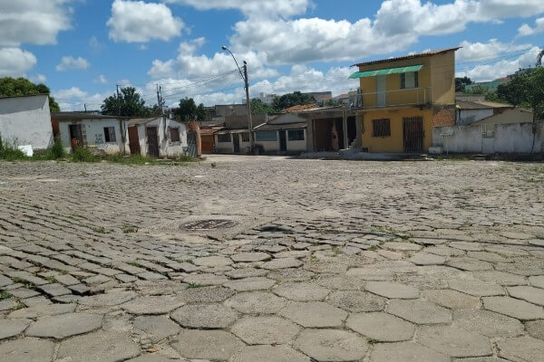 Arnóbio assina ordem de serviço para construção de praça em Pinheiros