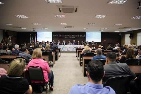 Aroldo Martins debate legalidade da atuação dos conselhos profissionais 