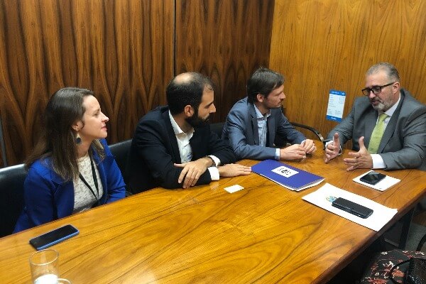 Aroldo Martins debate legalização fundiária com representantes de ONG