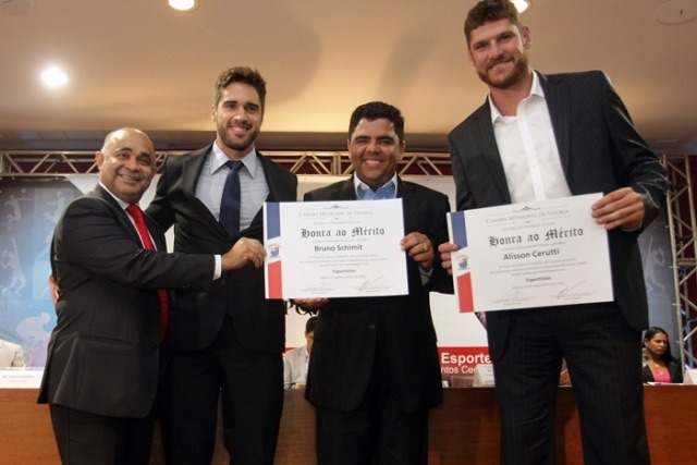 Atletas capixabas e ministro George Hilton são homenageados em Vitória