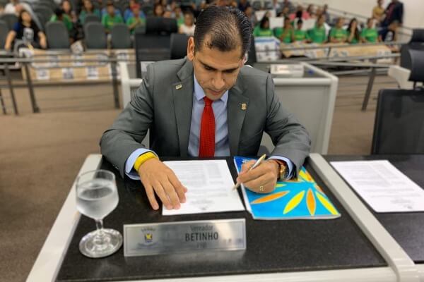 Betinho protesta contra fechamento de escola em Campo Grande