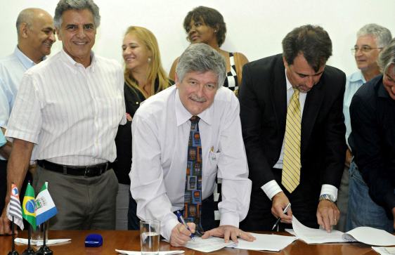 Mansur acompanha ministro Occhi durante assinatura de convênio em Bertioga