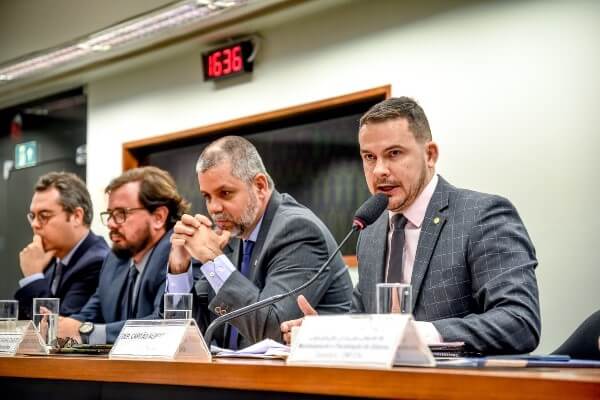 Câmara cria comissão para debater impactos da falta de insumos chineses