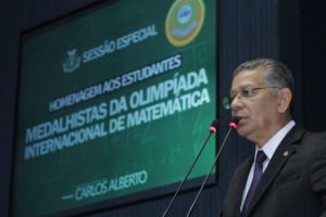 Carlos Alberto homenageia alunos medalhistas da Olimpíada Internacional da Ásia Carlos Alberto homenageia alunos medalhistas da Olimpíada Internacional da Ásia