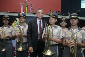 Carlos Alberto homenageia escolas militares do Amazonas