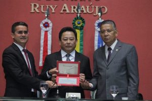 Carlos Alberto homenageia Moto Honda da Amazônia 