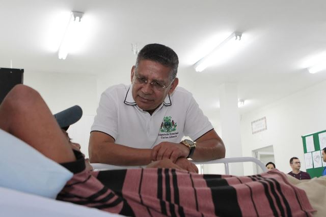 carlos-alberto-prb-visita-jovens-em-tratamento-contra-a-dependencia-quimica-foto-arthur-castro-30-07-15-01