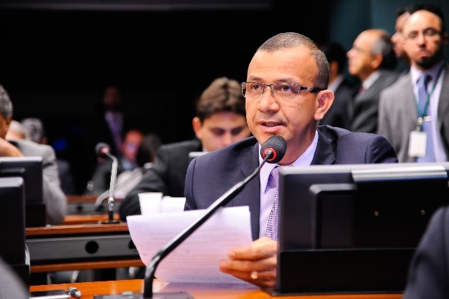 Carlos Gomes defende fim do extermínio de cães e gatos nos centros de zoonoses do Brasil