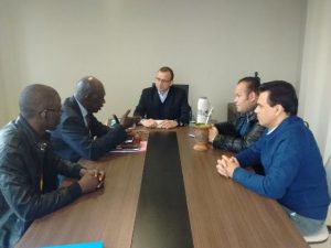 Carlos Gomes debate políticas para migrantes e acordos comerciais com embaixador do Senegal