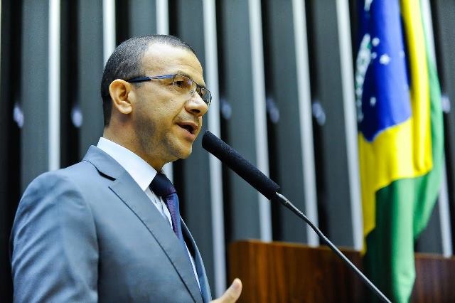 carlos-gomes-prb-defende-que-valor-da-divida-do-rs-seja-reinvestido-em-servicos-no-estado-foto-douglas-gomes-21-09-15