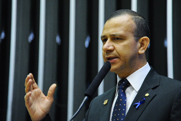Carlos Gomes vota contra o veto ao reajuste da Defensoria Pública da União