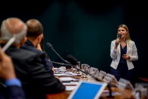 Carlos Gomes destaca que logística reversa de medicamentos ainda não saiu do papel