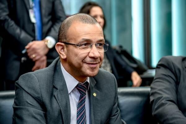 Reciclagem é a aposta de Carlos Gomes para alavancar a economia