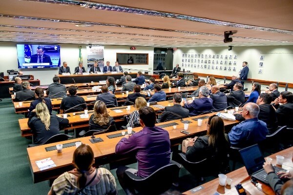 Carlos Gomes sugere educação para o trânsito na Base Curricular