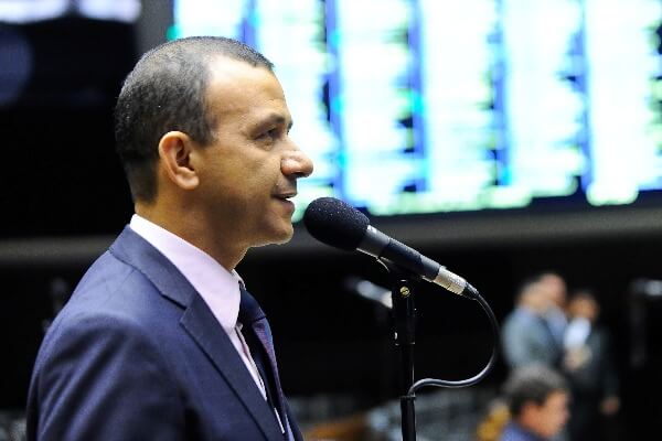 Projeto de Carlos Gomes estabelece medidas de proteção para trabalhadores