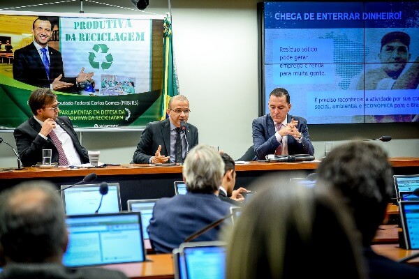 Projeto de Carlos Gomes cria política de incentivo à reciclagem