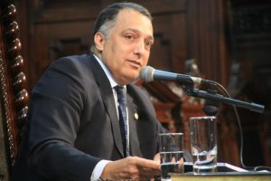 Projeto proíbe motorista de ficar dentro do carro durante abastecimento com GNV no RJ